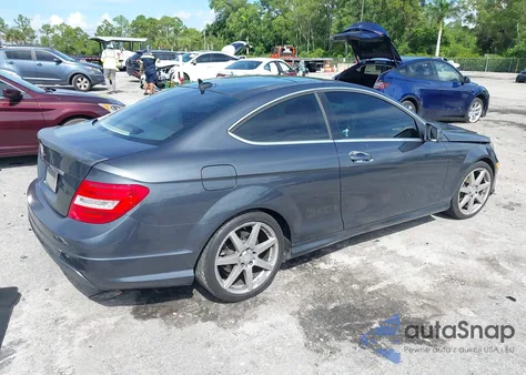 2013 Mercedes-Benz C 250 z USA, uszkodzony, nr VIN WDDGJ4HB0DG033611